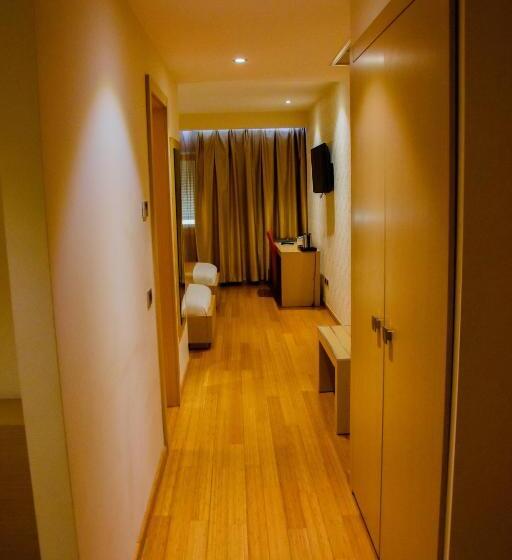 סוויטת ג'וניור דלוקס, Sky 2 Hotel Tirana