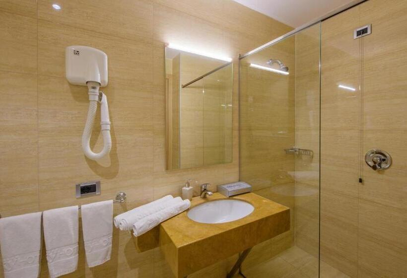 חדר סטנדרט לשלושה, Sky 2 Hotel Tirana