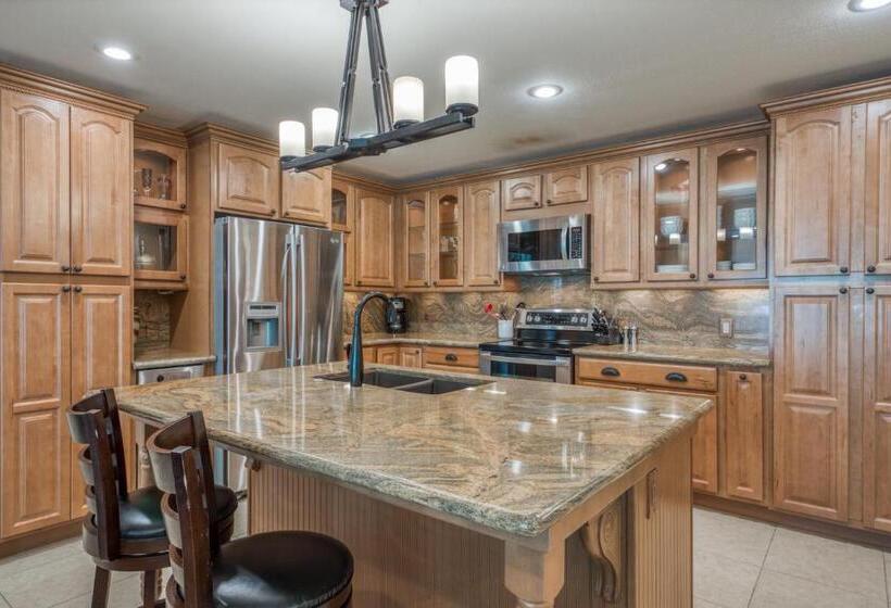 דירת שלושה חדרים, Cedars West