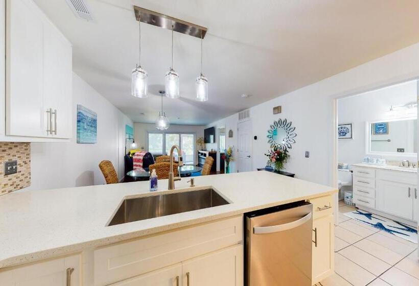 침실 2개 아파트, A Little Lake Retreat