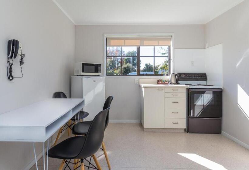 إستديو عائلى, Cherylea Motel