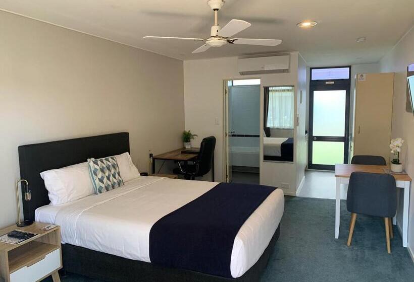 이그제큐티브 스튜디오, Academy Motor Inn