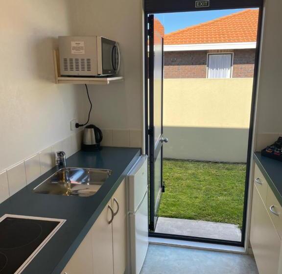 이그제큐티브 스튜디오, Academy Motor Inn