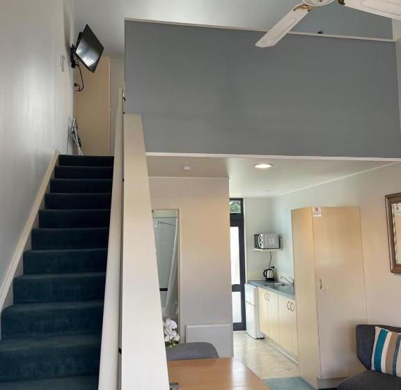 エクゼクティブスイート, Academy Motor Inn