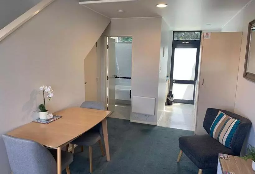 エクゼクティブスイート, Academy Motor Inn