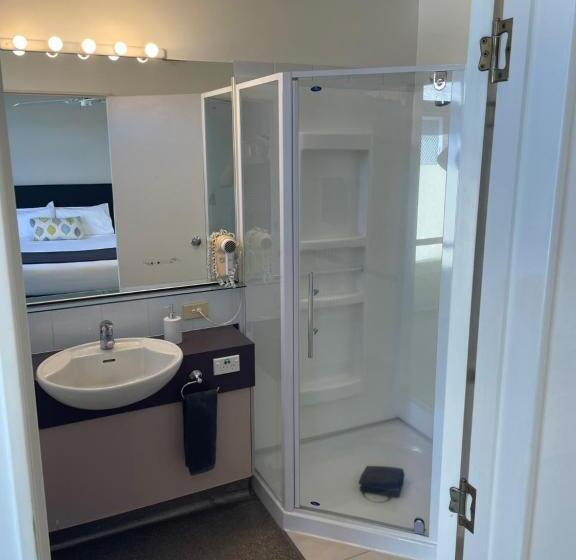 스위트, Academy Motor Inn