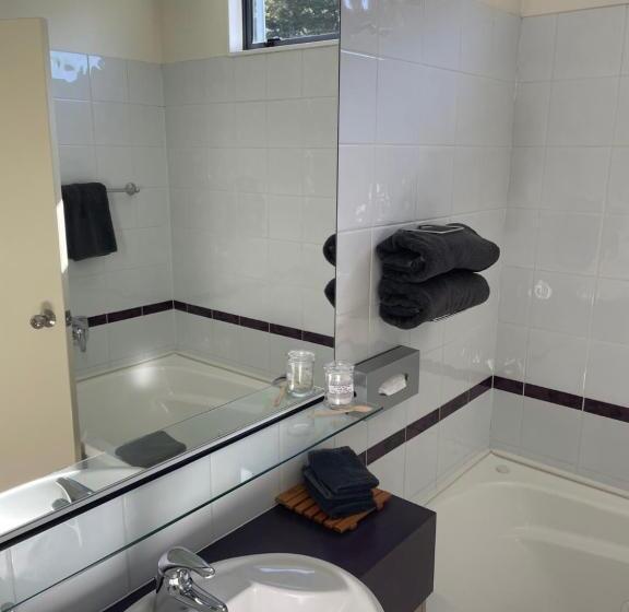 스위트, Academy Motor Inn