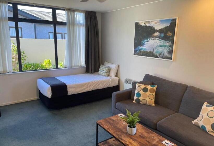 스위트, Academy Motor Inn