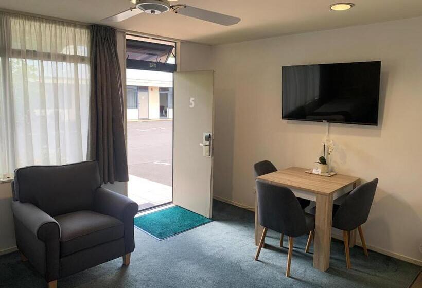 スイート, Academy Motor Inn