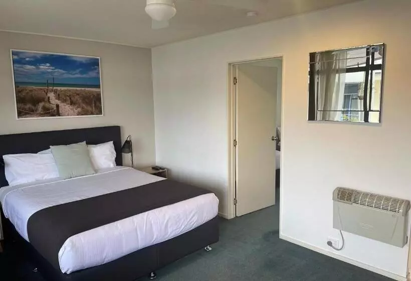 スーペリアースイート, Academy Motor Inn
