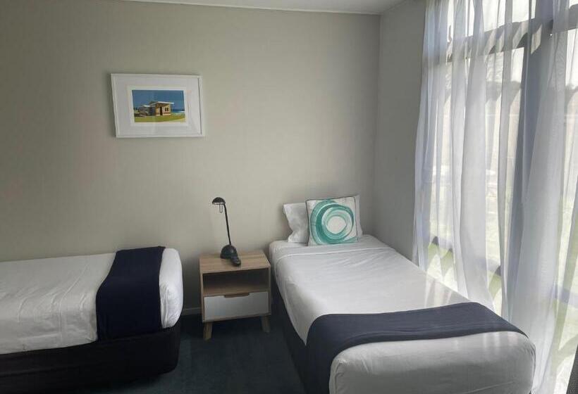 سوییت سوپریور, Academy Motor Inn