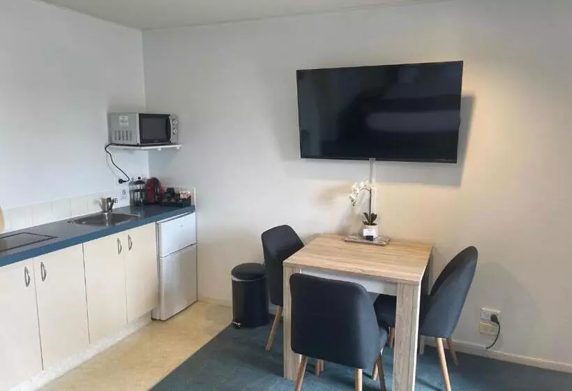 スーペリアースイート, Academy Motor Inn