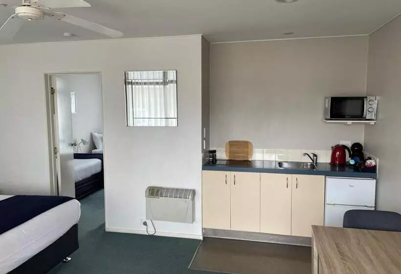 スーペリアースイート, Academy Motor Inn
