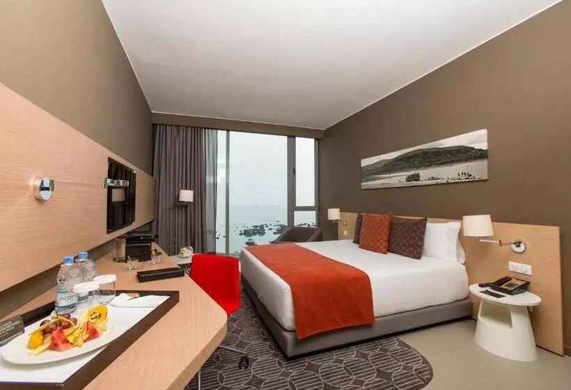 اتاق اجرایی با چشم‌انداز دریا, Noom Hotel Conakry