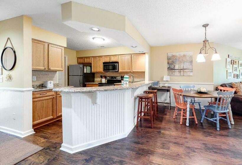 דירת שני חדרים, Colonnade Club 180