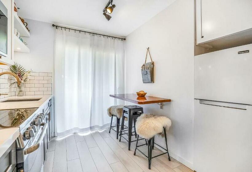 آپارتمان 2 خوابه, Village Manor A12