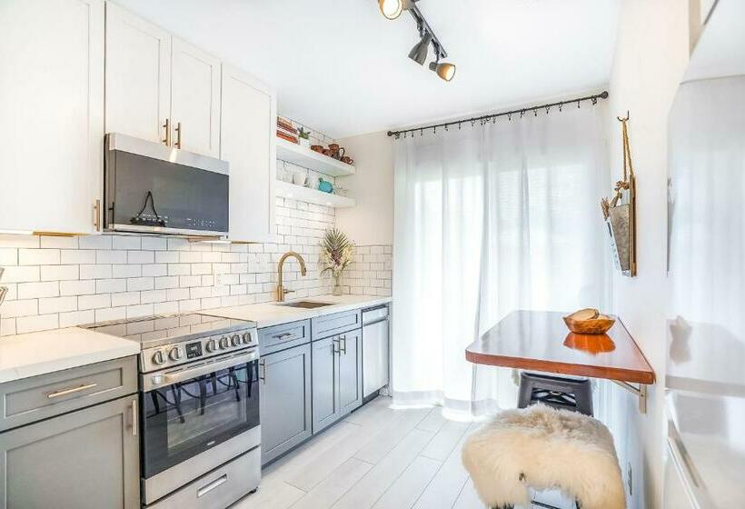 آپارتمان 2 خوابه, Village Manor A12