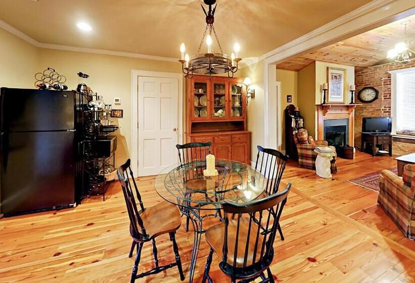 شقة غرفتين, North Star Manor