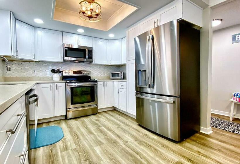 شقة غرفتين, Reflections On The Gulf 505