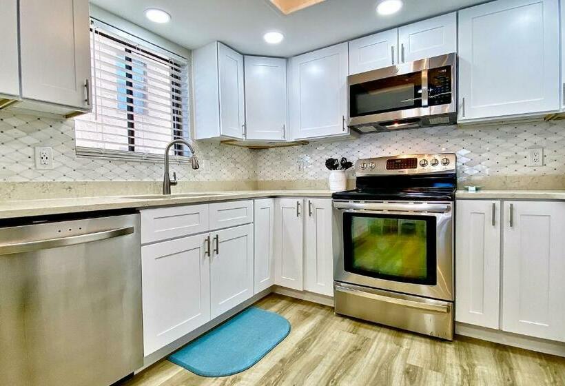 شقة غرفتين, Reflections On The Gulf 505