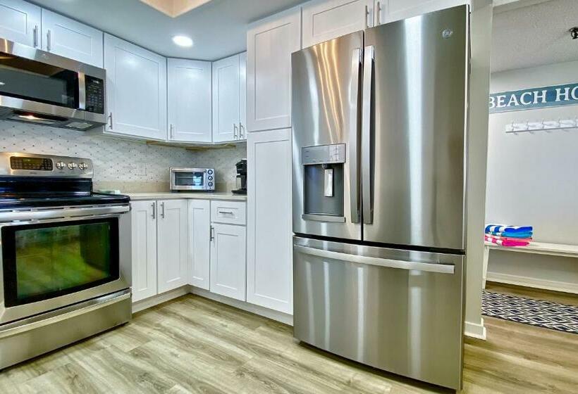 شقة غرفتين, Reflections On The Gulf 505