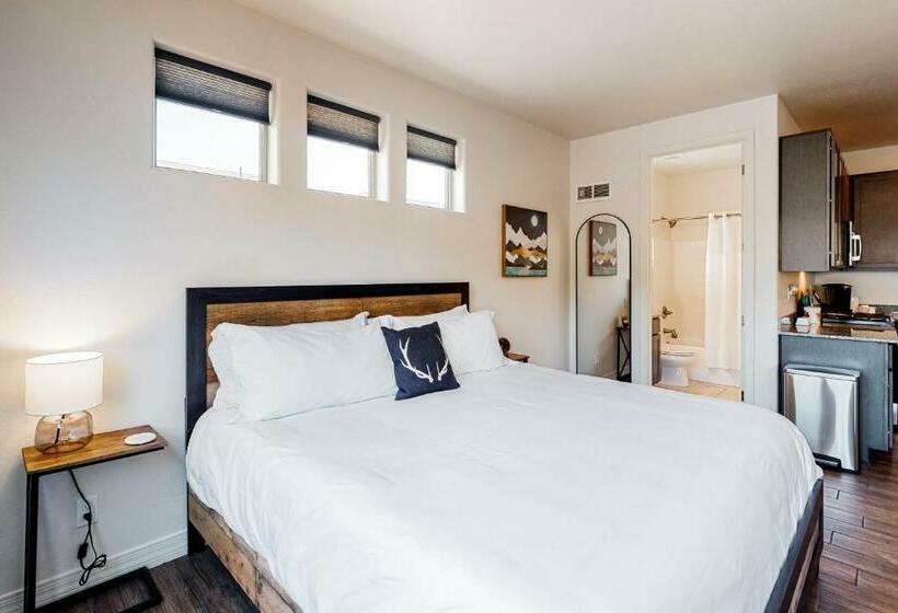 스탠다드 스튜디오, Hideaway In The Sun