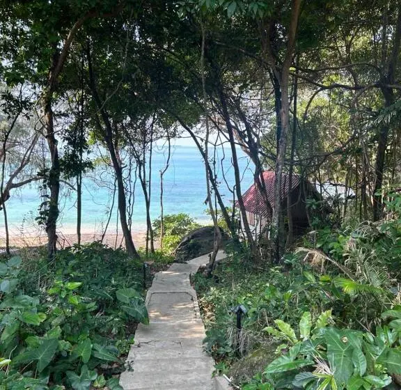 ルームシェアのワンベッド, Kamaku Bungalows