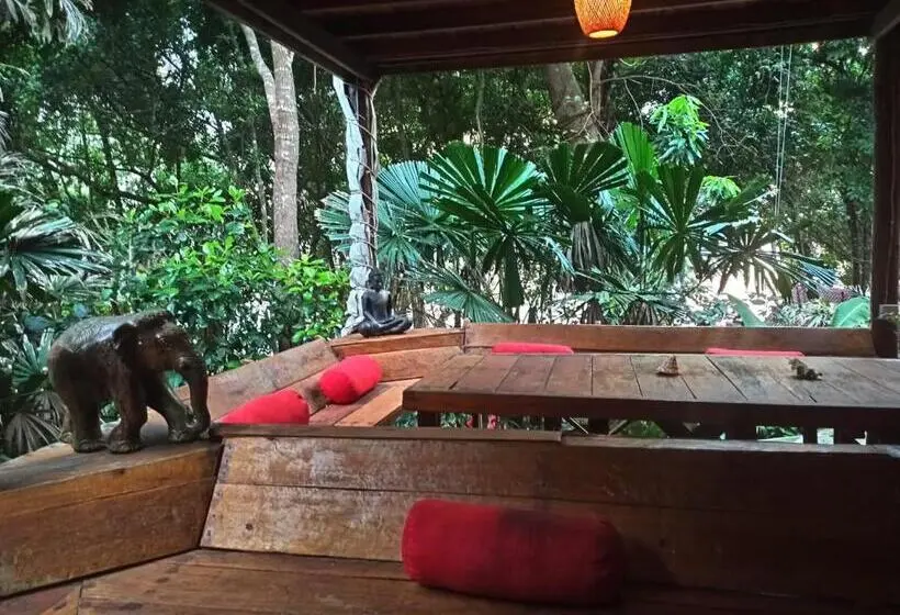 ルームシェアのワンベッド, Kamaku Bungalows