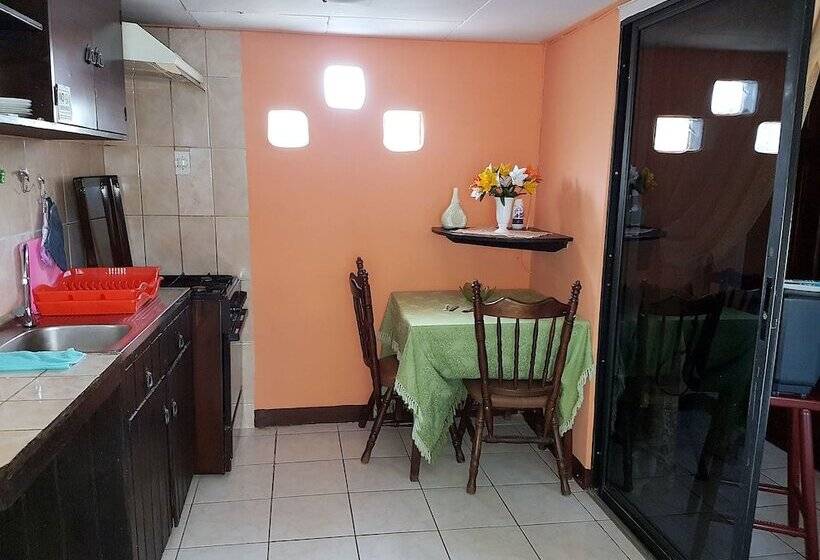 استودیوی استاندارد, Apartamentos Cecil Paradise