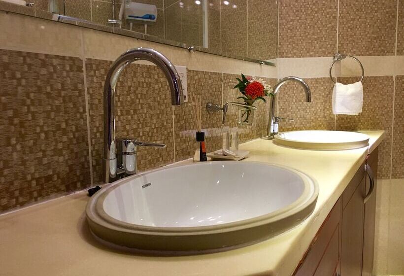 استودیوی سوپریور, Curacao Suites