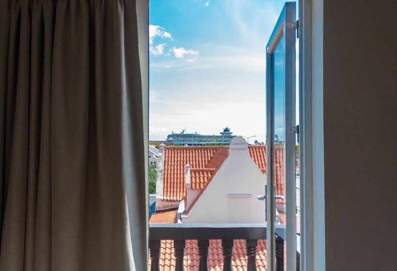 استودیو کامفورت, Curacao Suites