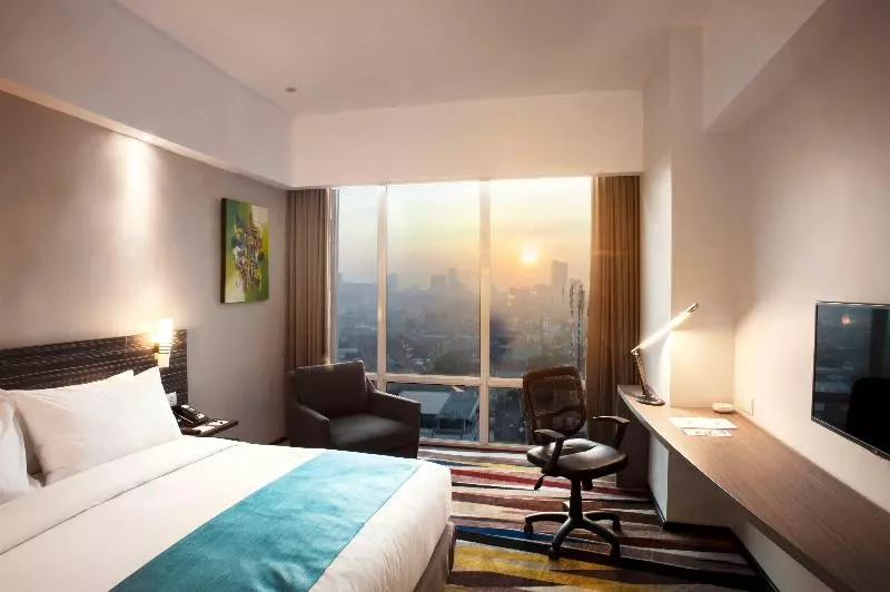 シティビューのデラックスルーム, Holiday Inn Express Surabaya Centerpoint, An Ihg