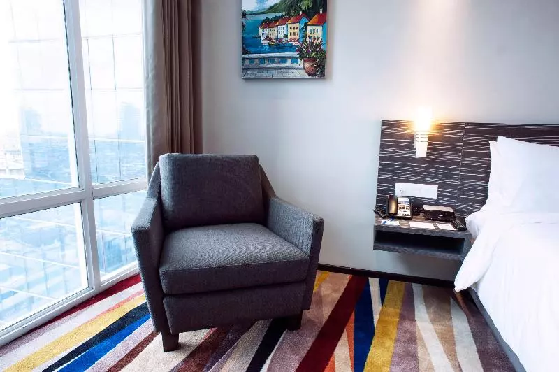 シティビューのデラックスルーム, Holiday Inn Express Surabaya Centerpoint, An Ihg