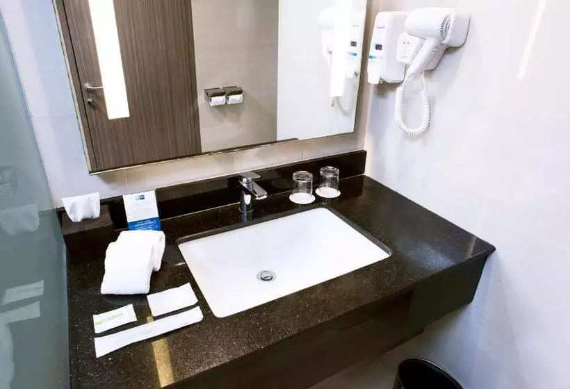 シティビューのデラックスルーム, Holiday Inn Express Surabaya Centerpoint, An Ihg