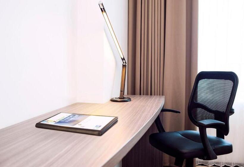 חדר סטנדרט נוף לעיר, Holiday Inn Express Surabaya Centerpoint, An Ihg