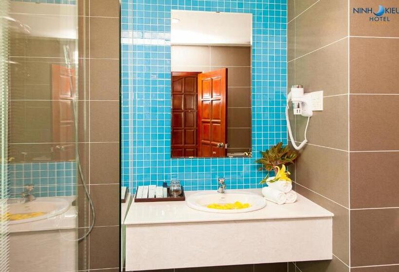 اتاق سوپریور با چشم‌انداز رودخانه, Ninh Kieu Riverside
