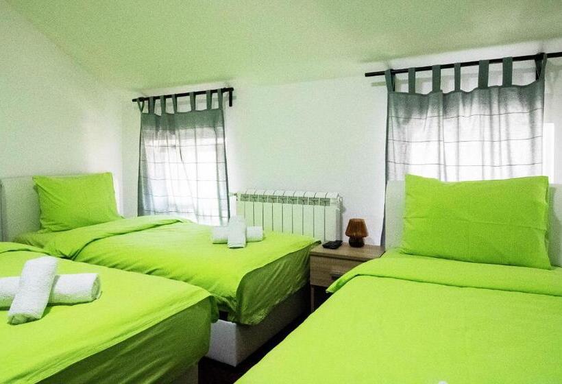 اتاق استاندارد سه نفره, Hostel Aurora