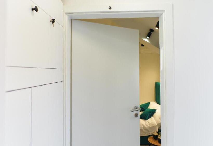 标准工作室, Bella House Apartaments