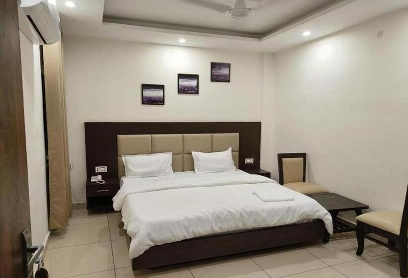 Standard Room King Size Bed, The 7 Seas