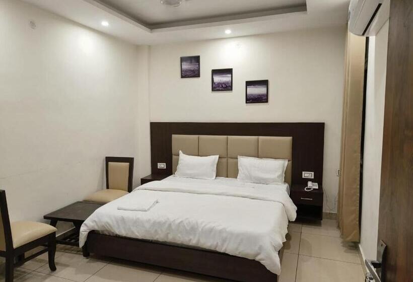 Standard Room King Size Bed, The 7 Seas