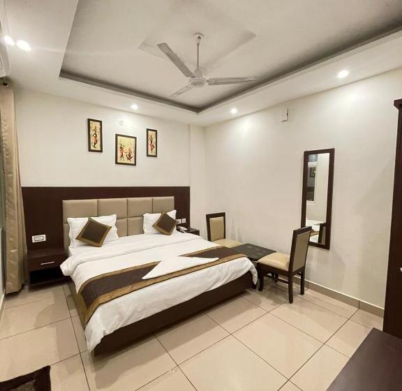 Standard Room King Size Bed, The 7 Seas