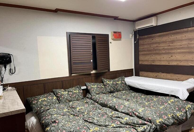 Camera Familiare, Brown