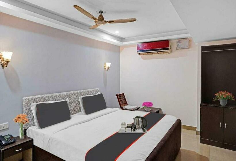 חדר קלאסי לשלושה, Collection O 701608  Grow More