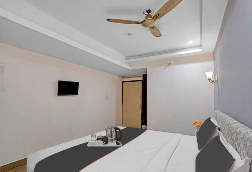 חדר קלאסי לשלושה, Collection O 701608  Grow More