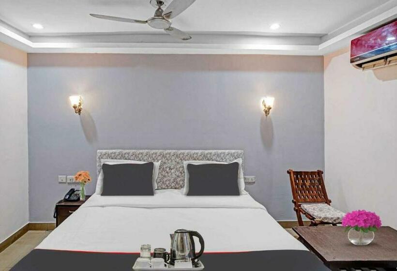 חדר קלאסי לשלושה, Collection O 701608  Grow More