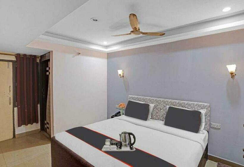 חדר קלאסי לשלושה, Collection O 701608  Grow More