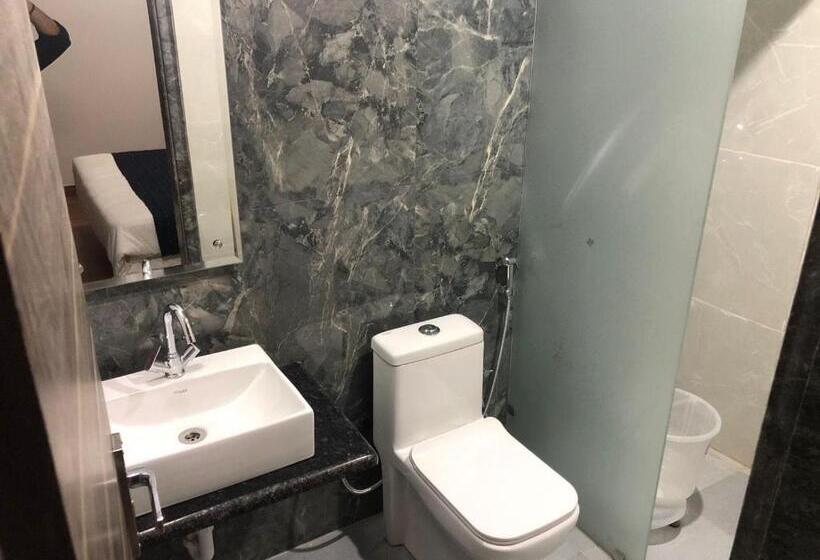 חדר קלאסי לשלושה, Collection O 701608  Grow More