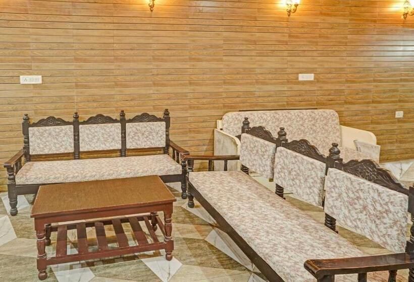 חדר קלאסי לשלושה, Collection O 701608  Grow More