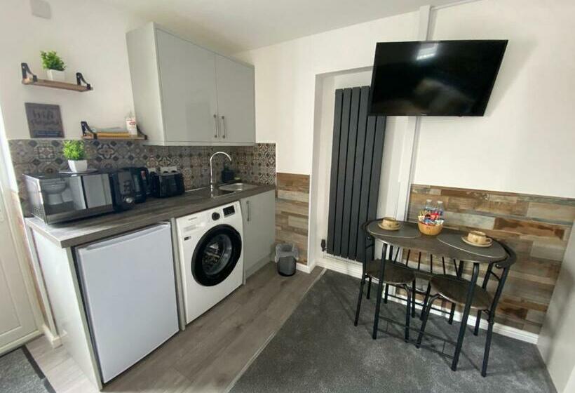 إستوديو ديلوكس, Cristina Modern