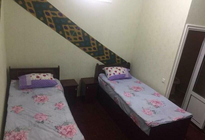 חדר משפחתי, Tohir Ota Guest House